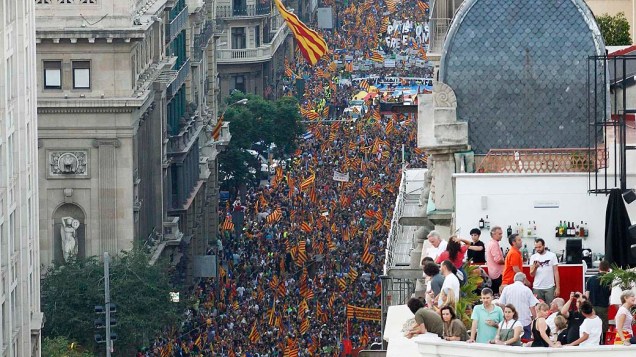Pessoas assistem passeata no Dia Nacional da Catalunha, na Espanha