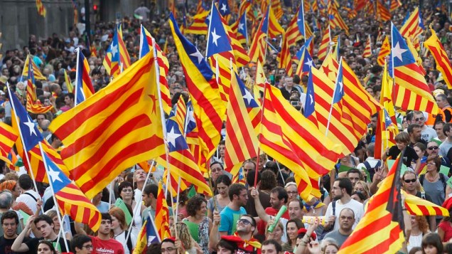 Manifestantes com bandeiras catalãs, durante o Dia Nacional da Catalunha