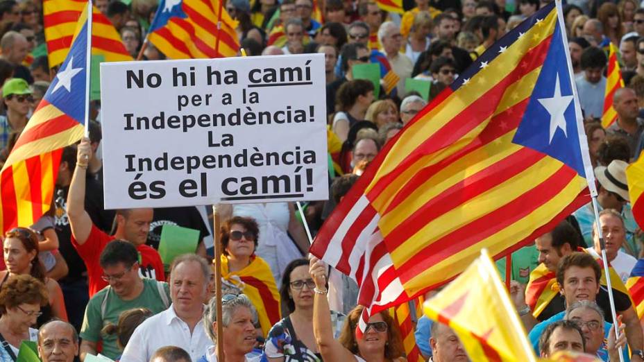 Manifestantes com bandeiras catalãs, durante o Dia Nacional da Catalunha