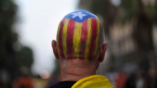 Homem durante protesto pela independência da Catalunha, em Barcelona