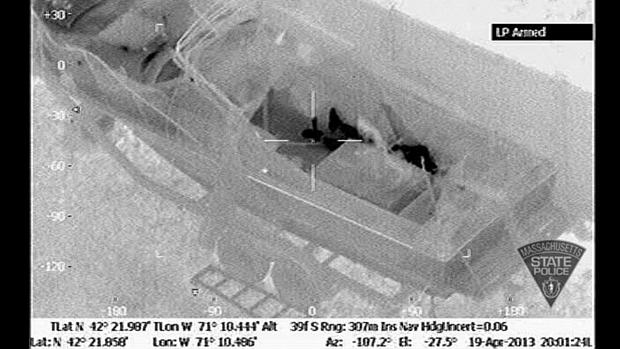 Polícia de Massachusetts divulgou imagens de Tsarnaev no barco onde foi encontrado