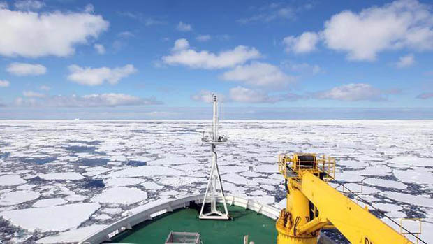 Barco quebra-gelo avança rumo a Antártida: chineses querem proteger a região