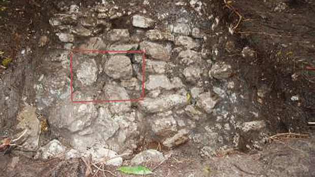 Imagem mostra camadas de pedras da barragem feita pelos antigos maias em Tikal, atual Guatemala. Detalhe em vermelho mostra o que um dia foi uma eclusa