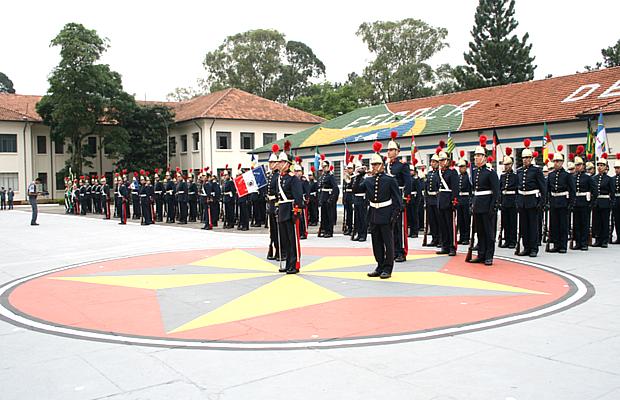 Cerimônia na Academia Barro Branco: concorrência entre aspirantes a oficiais da PM