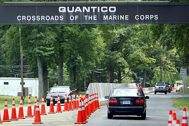Portão principal da base dos Fuzileiros Navais dos EUA em Quantico, Virgínia