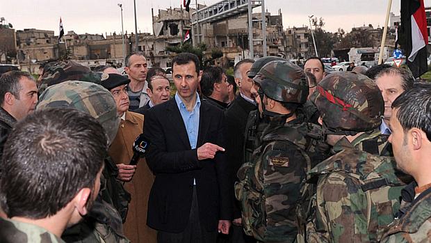 Bashar Assad junto aos soldados de seu Exército