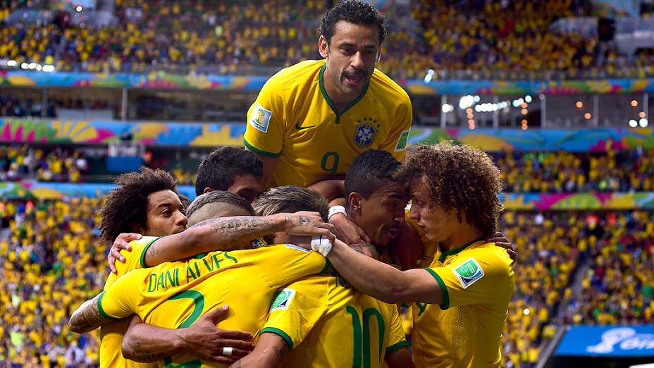 Jogadores do Brasil comemoram gol contra Camarões no Mané Garrincha, em Brasília