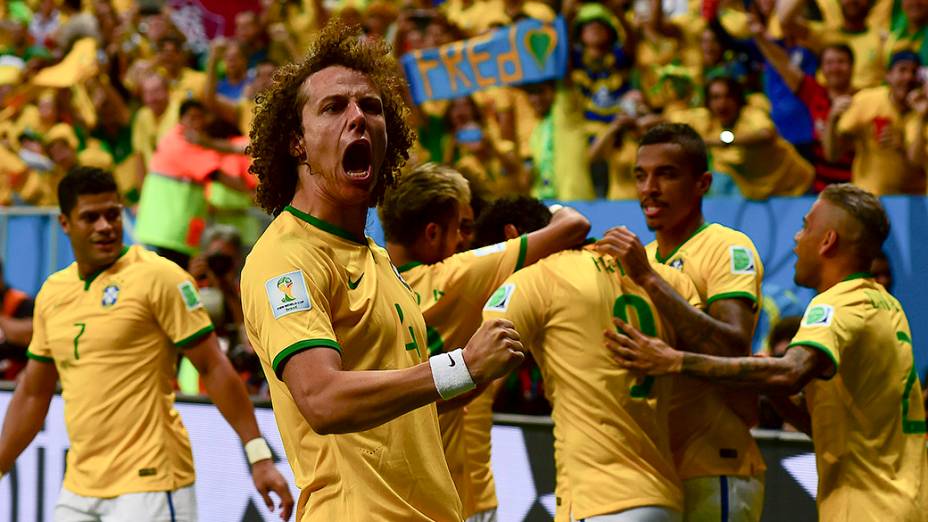 David Luiz comemora gol do Brasil contra Camarões no Mané Garrincha, em Brasília