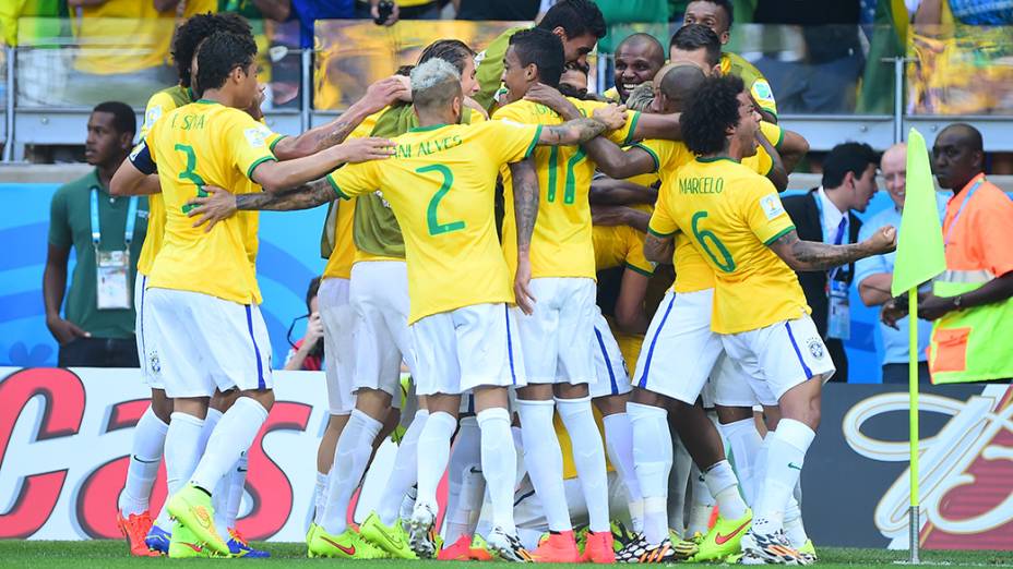 Jogadores do Brasil comemoram gol contra o Chile no Mineirão, em Belo Horizonte