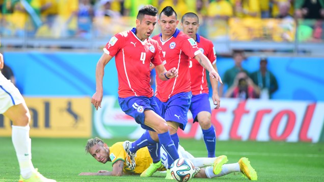 Neymar cai no gramado em lance no jogo contra o Chile