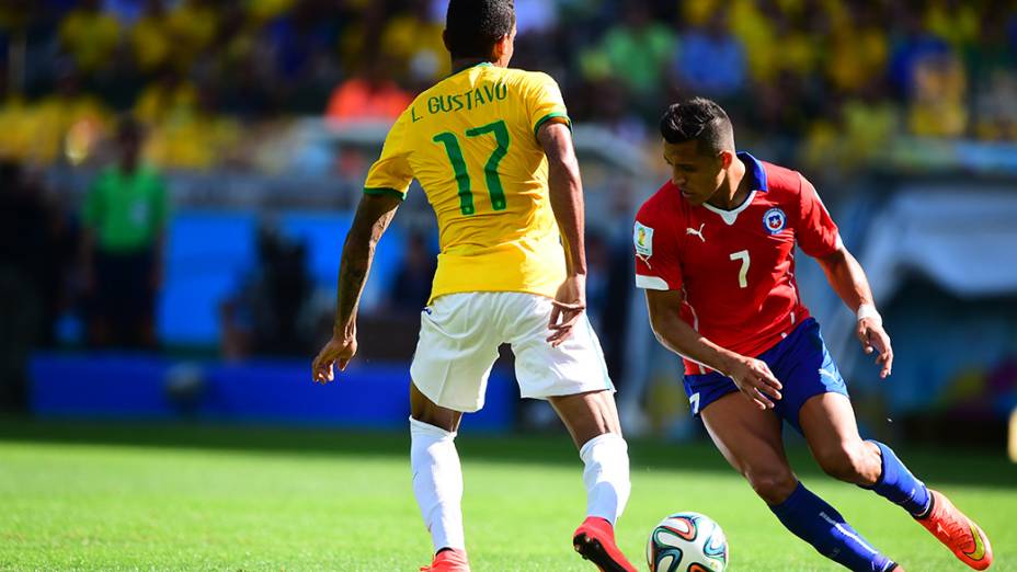 Luiz Gustavo durante o jogo contra o Chile