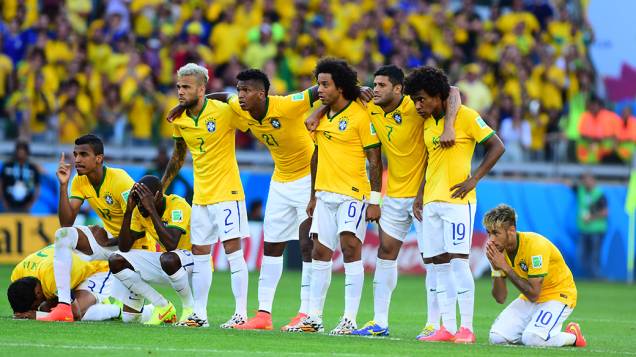 Jogadores do Brasil se abraçam durante a cobrança de pênaltis contra o Chile