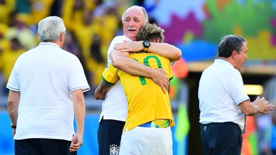 Felipão abraça Neymar após a vitória do Brasil sobre o Chile