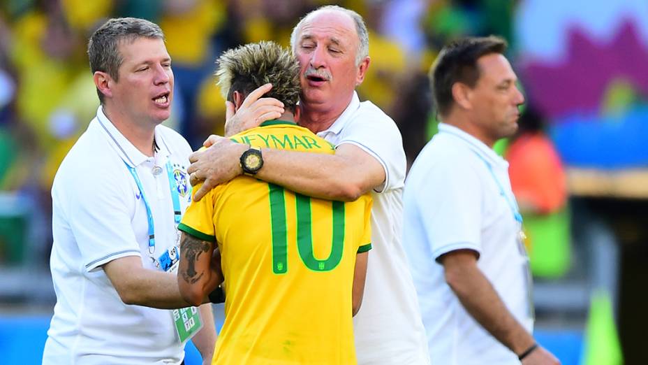 Felipão abraça Neymar após a vitória do Brasil sobre o Chile