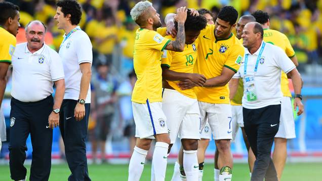 Jogadores abraçam Willian após vitória do Brasil sobre o Chile
