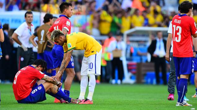 Neymar consola o chileno Pinilla após a vitória do Brasil nos Pênaltis