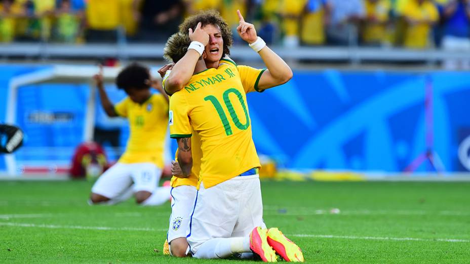 Neymar abraça David Luiz após a vitória do Brasil sobre o Chile