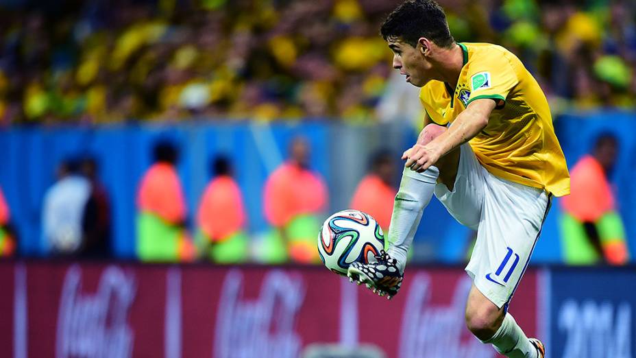 Oscar domina a bola no jogo contra Camarões no Mané Garrincha, em Brasília
