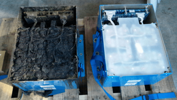 Bateria queimada, removida de uma aeronave 787 da All Nippon Airways que fez um pouso de emergência no dia 16 de janeiro. À direita, uma bateria intacta
