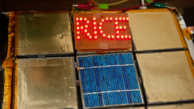 Azulejos revestidos da bateria-tinta conseguiram prover eletricidade durante seis horas para iluminar um letreiro