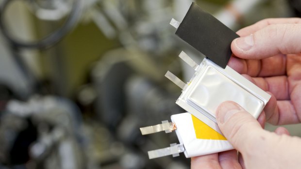 Bateria de lítio: pesquisadores estão em uma corrida para baixar os custos da bateria para que o preço dos carros elétricos caiam