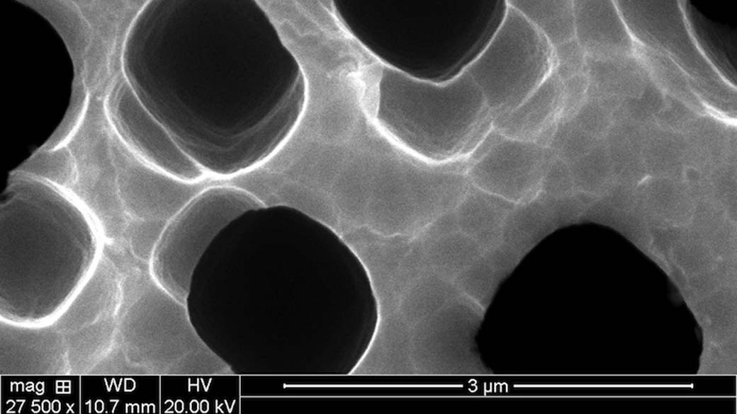 Microporos de silício são usados para expandir a capacidade de armazenamento de lítio em baterias recarregáveis