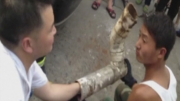 Bebê é resgatado de tubulação na China