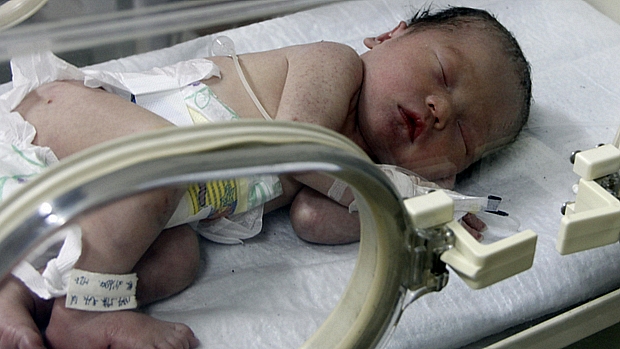 Bebê chinês resgatado de encanamento na província de Zhejiang recebeu alta de hospital