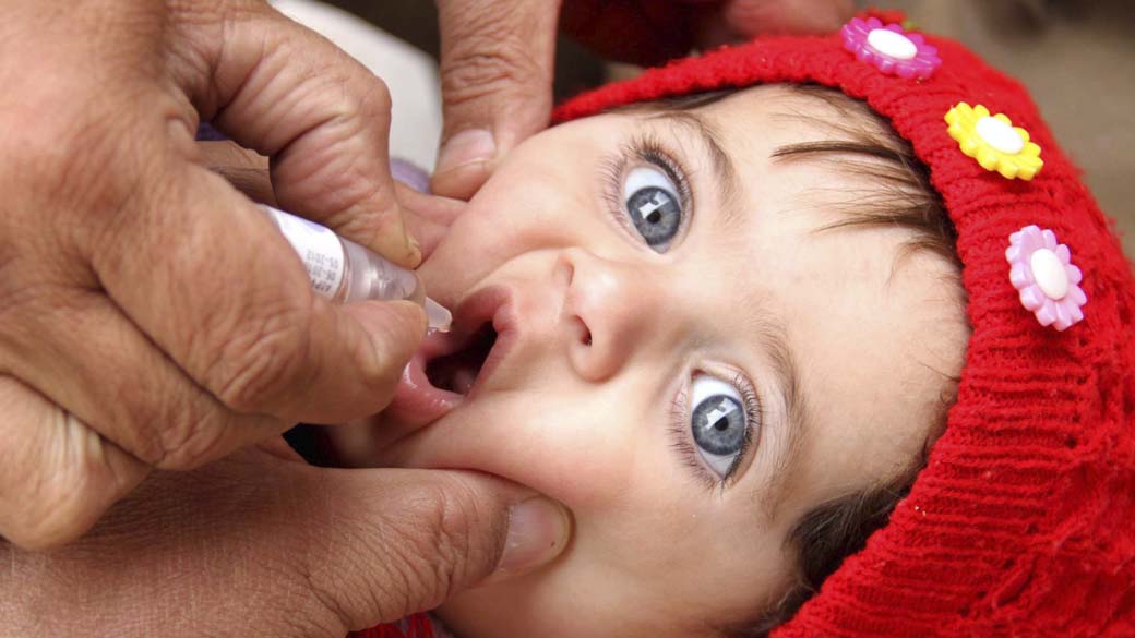 Criança recebe vacina contra poliomielite
