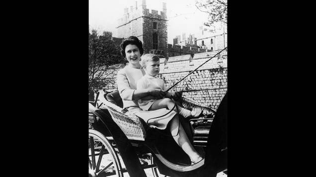 Rainha Elizabeth II com o príncipe Andrew, no castelo de Windsor (24/09/1962)