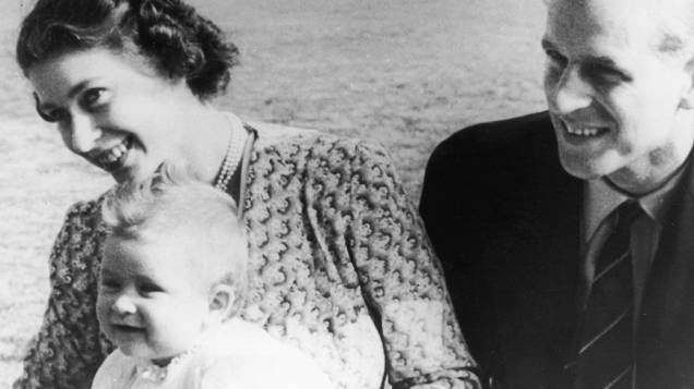 Princesa Elizabeth (mais tarde Rainha Elizabeth II), com seu marido, o príncipe Philip, duque de Edimburgo e seu bebê filho, o príncipe Charles, em julho de 1949