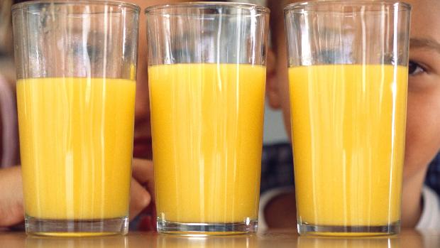 Consumo exagerado: ingerir sucos e refrigerantes adoçados com açúcar é tão arriscado para a saúde cardíaca quanto a alta ingestão de sal