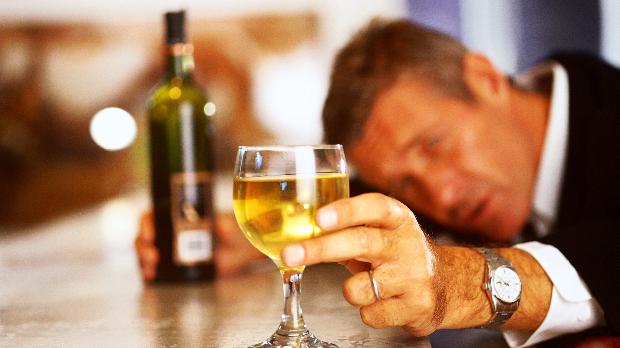Segundo pesquisa, crise econômica aumenta abuso de bebida alcoólica na população