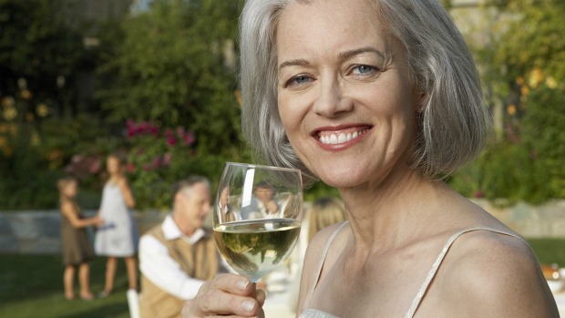 Envelhecimento: o consumo moderado e regular de bebidas alcoólicas ajuda mulheres na meia idade a envelhecer de maneira saudável