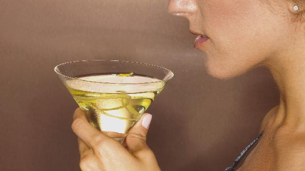 Queda de função no cérebro: mulheres são acometidas por danos do álcool três vezes antes do que homens
