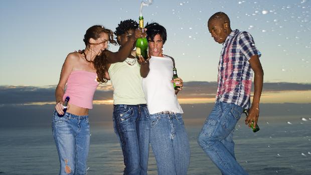 Ambientados em cenários alegres e com mulheres bonitas, os comerciais de bebidas alcoólicas acabam estimulando os jovens a beberem