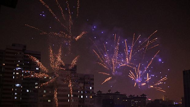 Fogos de artifício são lançados no céu da capital, Pequim. Os chineses acreditam que lançar fogos para o céu traz boa sorte