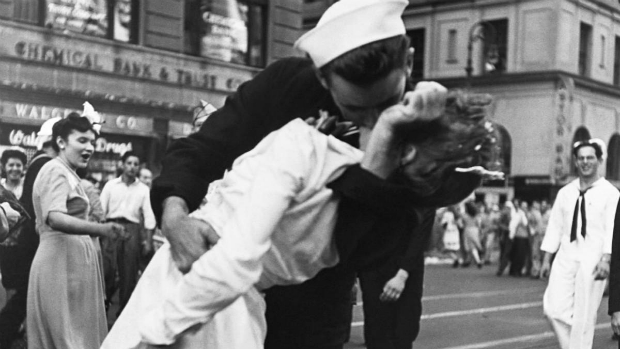Glenn McDuffie e Edith Shain beijam-se em Times Square, Nova York, em 1945