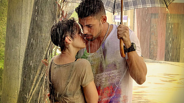 Nina (Débora Falabella) e Jorginho (Cauã Reymond) quase se beijam