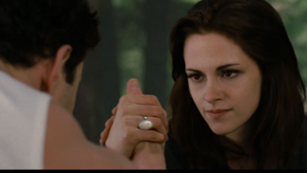 Bella (Kristen Stewart) disputa queda de braço com Emmett (Kellan Lutz)