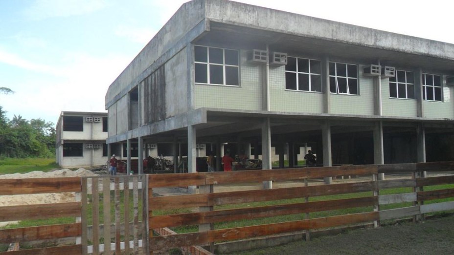 Foto do início do mês de junho mostra a situação das obras do campus de Benjamin Constant da Universidade Federal do Amazonas (Ufam). Construção foi inciada em 2008 e até hoje não foi concluída