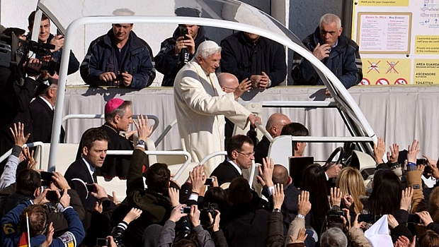 Papa Bento XVI acena para fiéis ao chegar à Praça de São Pedro
