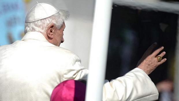 Papa Bento XVI chega à Praça de São Pedro para seu último sermão antes da renúncia