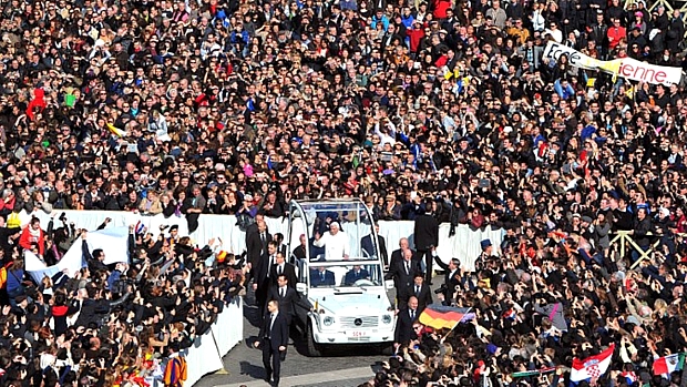 Multidão aguarda o último sermão de Bento XVI