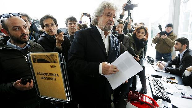 O ativista político e comediante Beppe Grillo faz campanha para o partido Movimento 5 Estrelas
