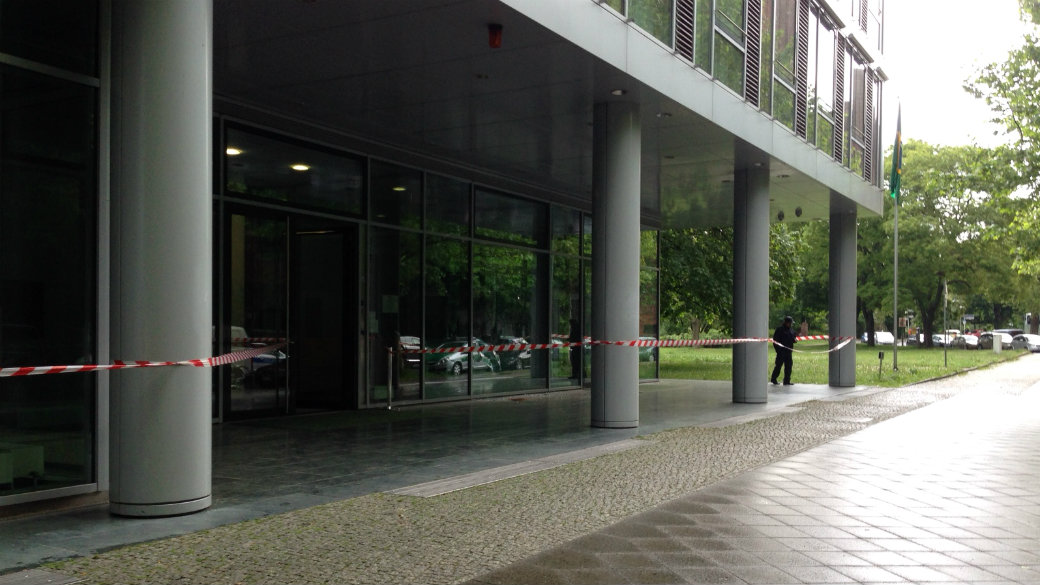 Vidros quebrados no primeiro andar da embaixada brasileira em Berlim: ataque durante a madrugada