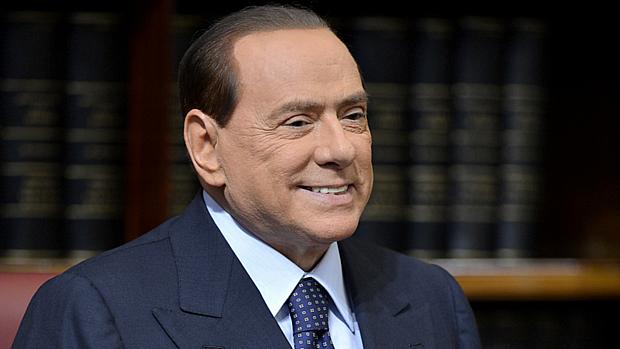 "Temos que pensar se queremos estar na situação de Atenas, ingovernável, ou de Paris", disse Berlusconi