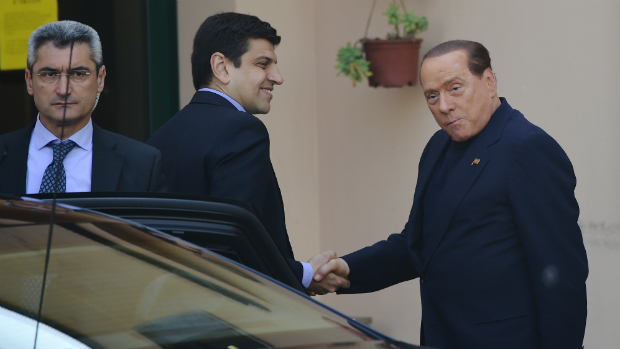 O ex-primeiro-ministro Sílvio Berlusconi chega para trabalhar em uma instituição de caridade