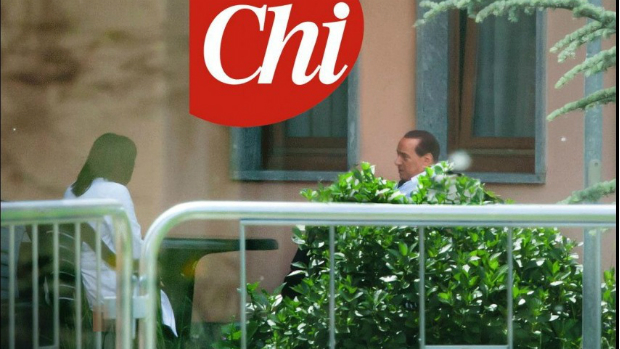 De jaleco branco, o ex-premiê Silvio Berlusconi trabalha em instituição de caridade