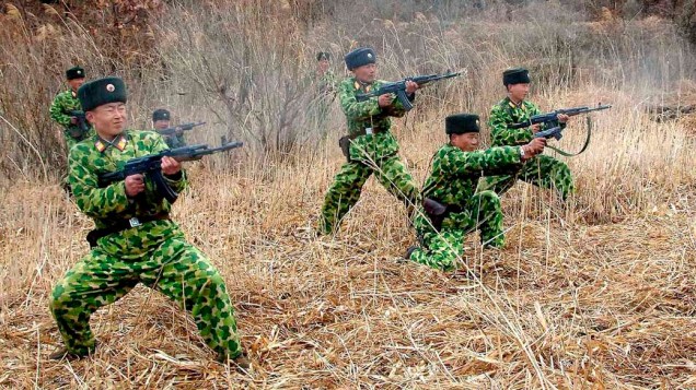 Soldados norte-coreanos em treinamento militar em local não revelado. A foto foi liberada pela agência oficial de notícias da Coreia do Norte
